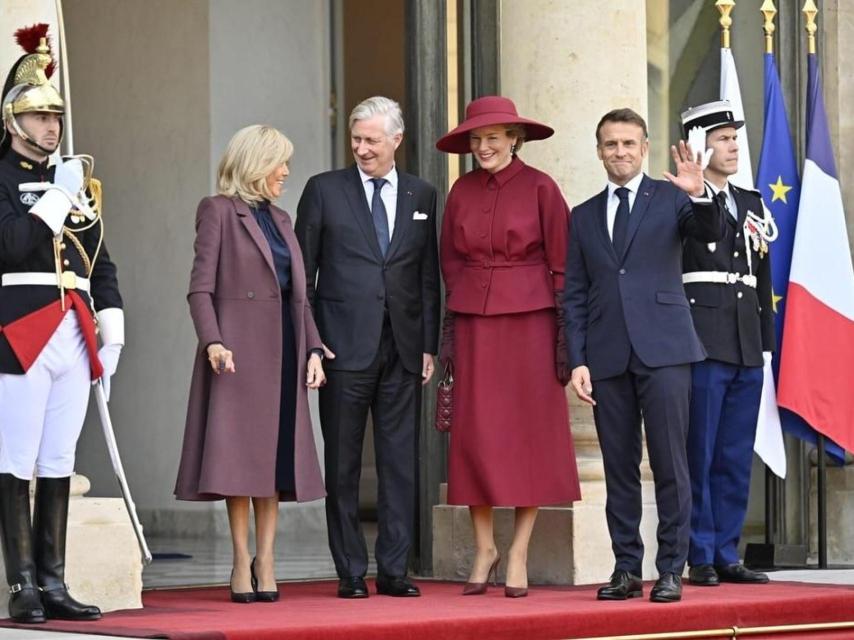 Matilde, vestida de Dior, a su llegada a Francia.