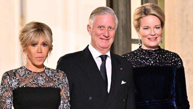 La Reina y la primera dama con Felipe de Bélgica.