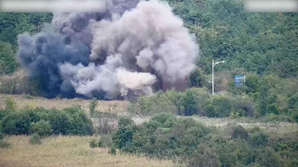 Humo después de que Corea del Norte destruyera secciones de carreteras intercoreanas en su lado de la frontera entre las dos Coreas, visto desde el lado de Corea del Sur.