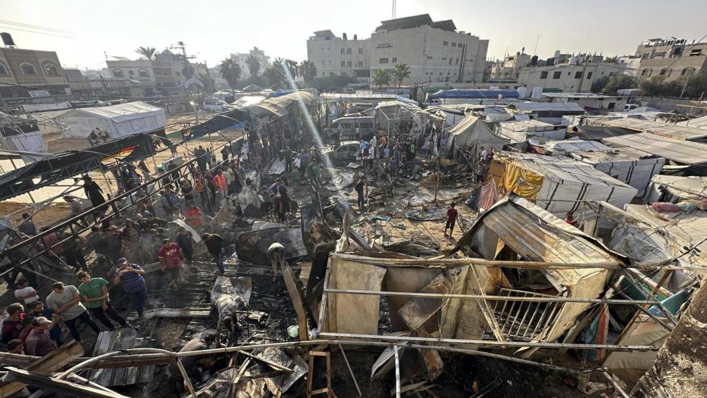 Estado en el que quedó el campamento de desplazados en el hospital Mártires de al Aqsa, en el centro de Gaza, tras un bombardeo de Israel el lunes.