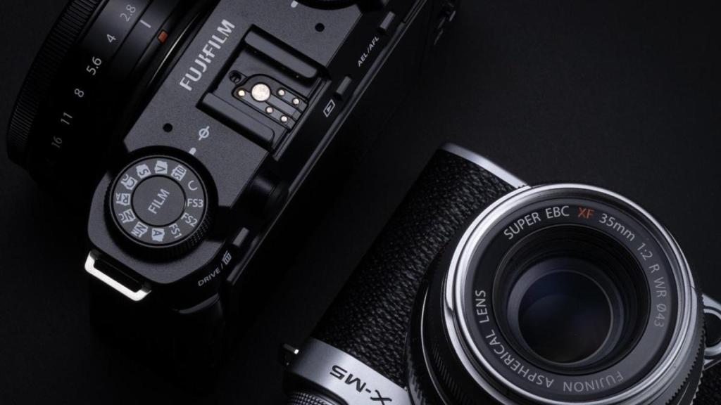 Fujifilm X-M5 en negro y plateado