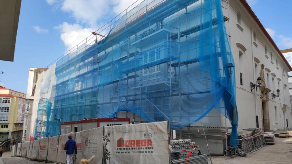 La Casa Veeduría en obras, con la entrada a la derecha.