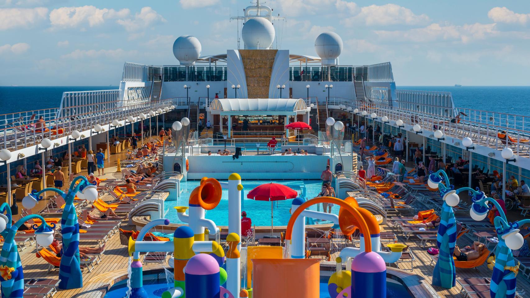 Vista de un crucero desde una playa soleada.