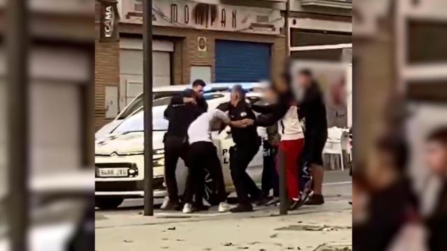 Uno de los momentos de la agresión de los adolescentes contra dos policías locales de Maracena, ocurrida este lunes, cerca de la Plaza Era Baja.