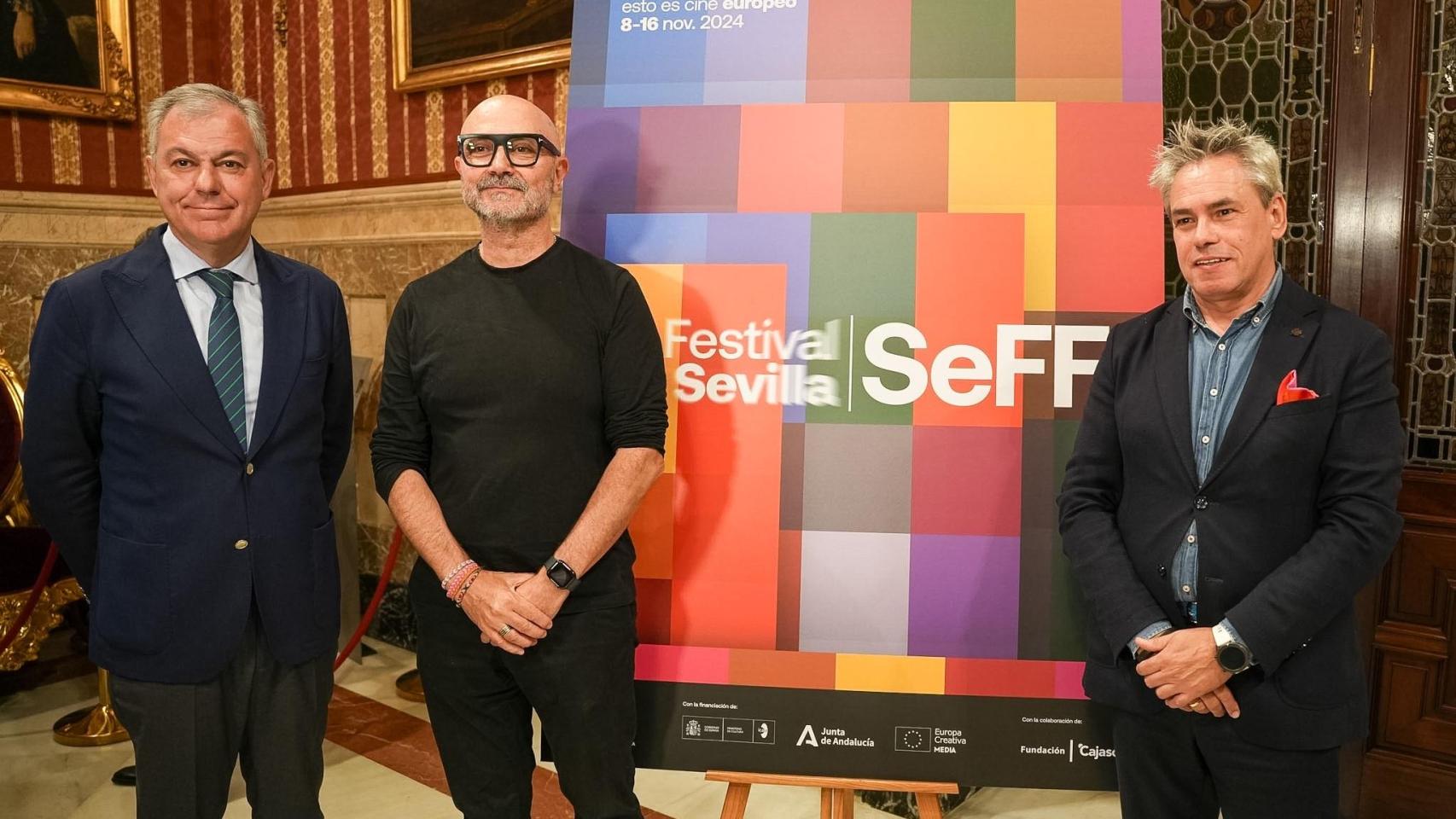 José Luis Sanz, junto al director del festival, Manuel Cristóbal, y el cartelista, Pedro Cabañas.