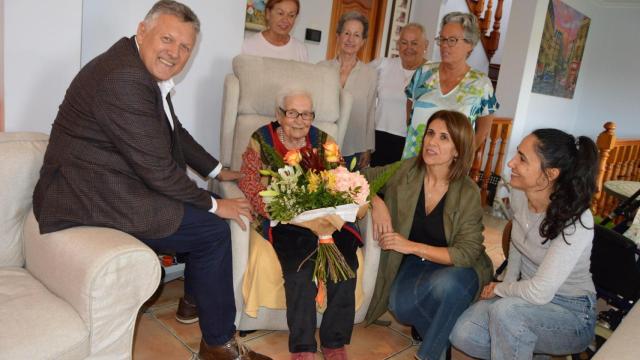 Delia González, centenaria de Sanxenxo, celebra su 103 cumpleaños.