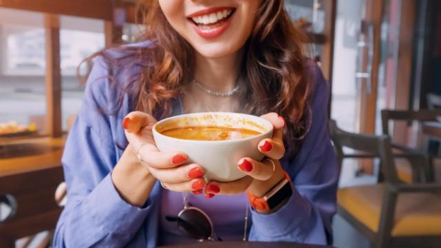 Chica con un cuenco de sopa.