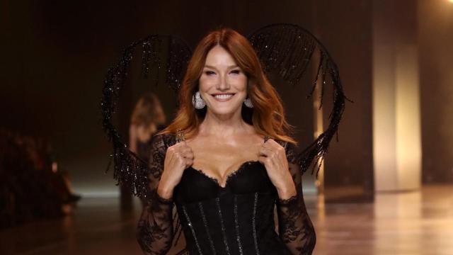 Carla Bruni desfilando para Victoria's Secret en la pasarela de Nueva York.