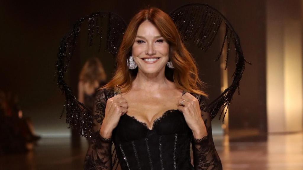 Carla Bruni desfilando para Victoria's Secret en la pasarela de Nueva York.