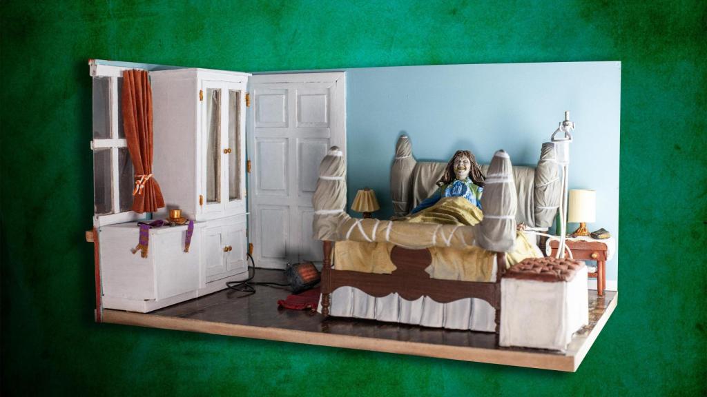 Diorama de la película 'El Exorcista' (1973) de la exposición de Vallsur