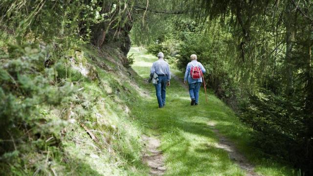 Dos personas mayores caminando.