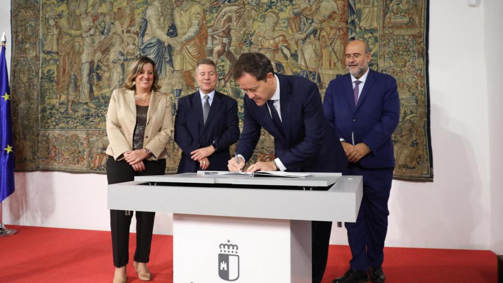 Carlos Velázquez durante la firma del convenio.