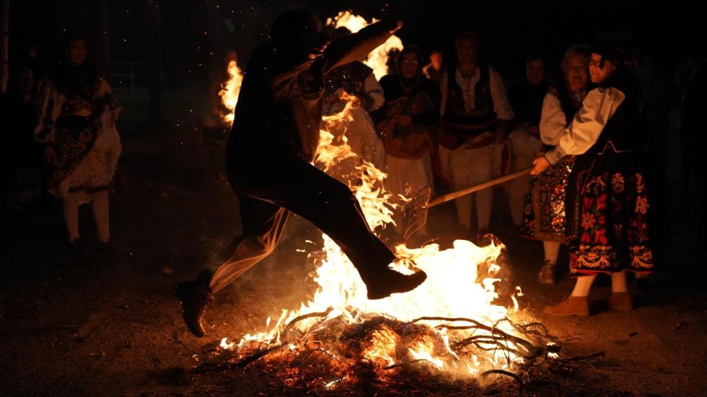 Los hombres también participan de la fiesta más importante de Andavías