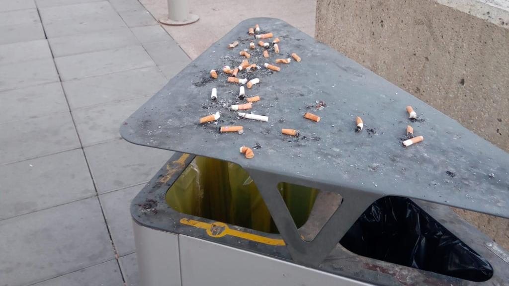 Una gran cantidad de colillas depositadas sobre una papelera triple en un hospital de la Región de Murcia.