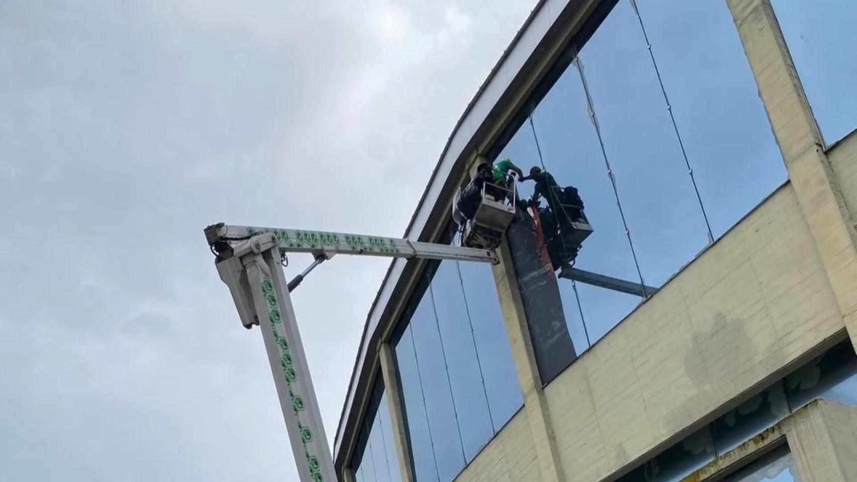 Retirada del vinilo del Palacio de los Deportes