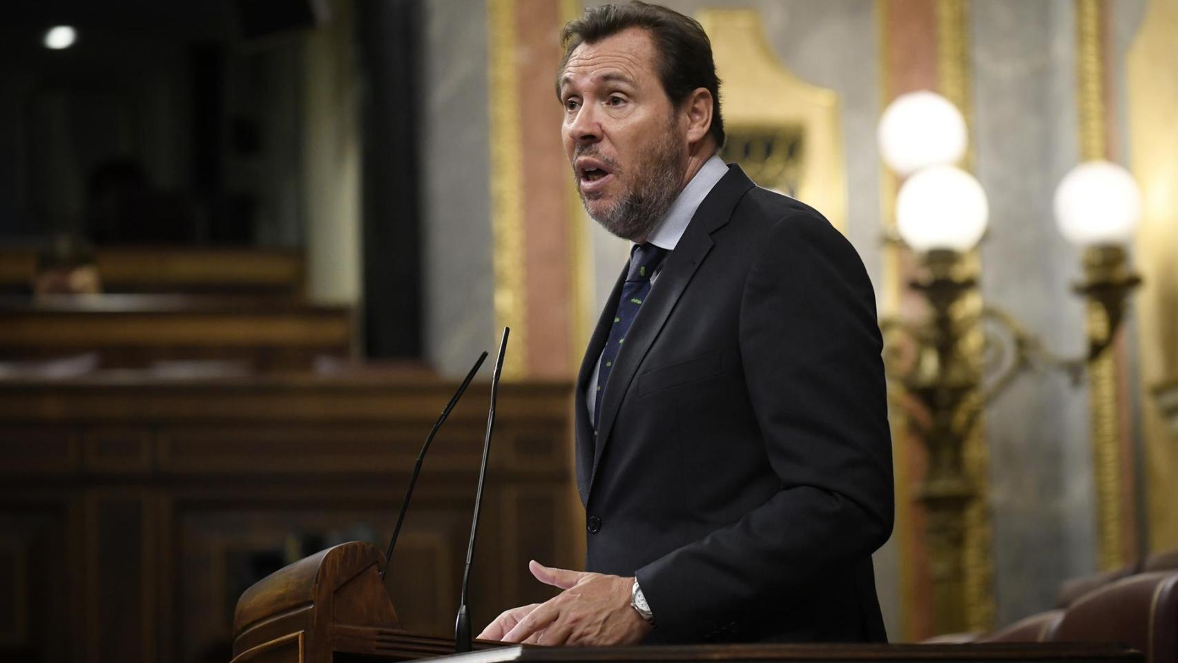 El ministro de Transporte y Movilidad Sostenible, Óscar Puente, durante su intervención en el Congreso de los Diputados.