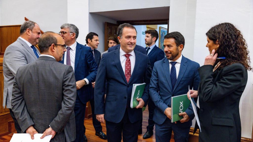 Dirigentes políticos del Vox llegando al Debate sobre el Estado de la Región. Foto: Javier Longobardo.