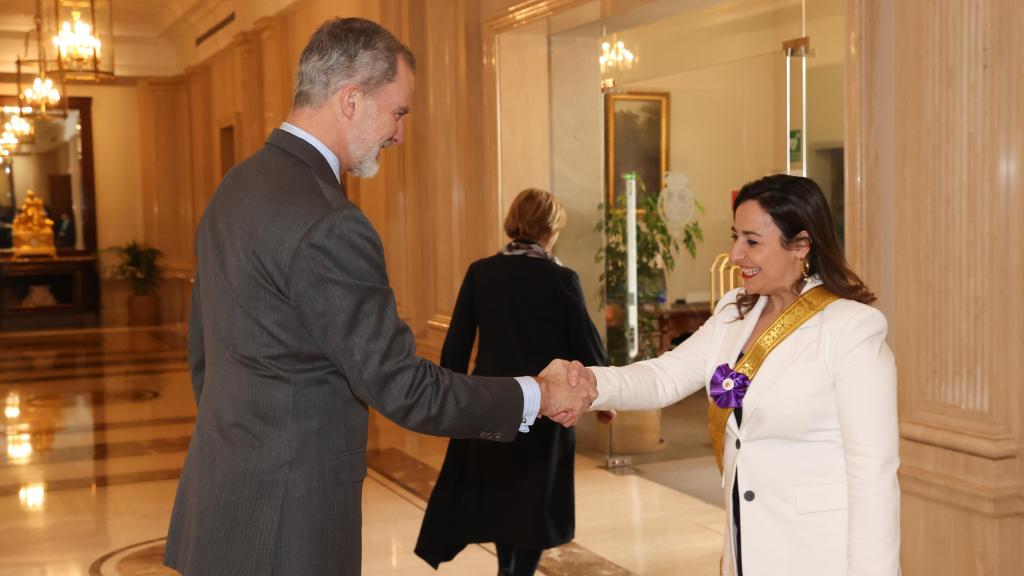 La alcaldesa de Palencia, Miriam Andrés, en una recepción con el Rey Felipe VI en Zarzuela, luciendo la banda dorada.