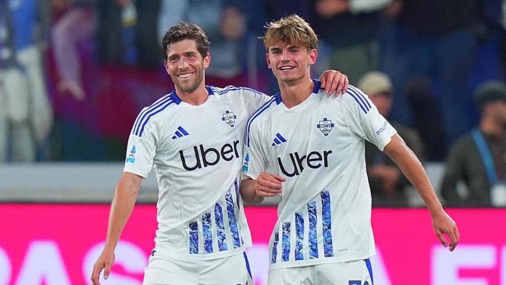 Nico Paz, junto a Sergi Roberto, durante un partido con el Como.