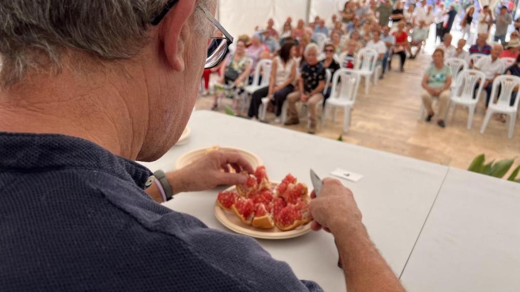 El corte por gajos de la granada mollar es la mejor forma de aprovechar esta fruta.