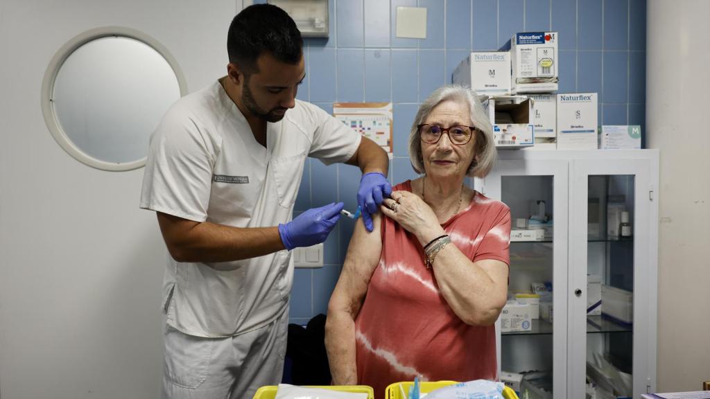 Comienzo de la campaña de vacunacion contra la gripe en un centro de salud de la Comunidad Valenciana.