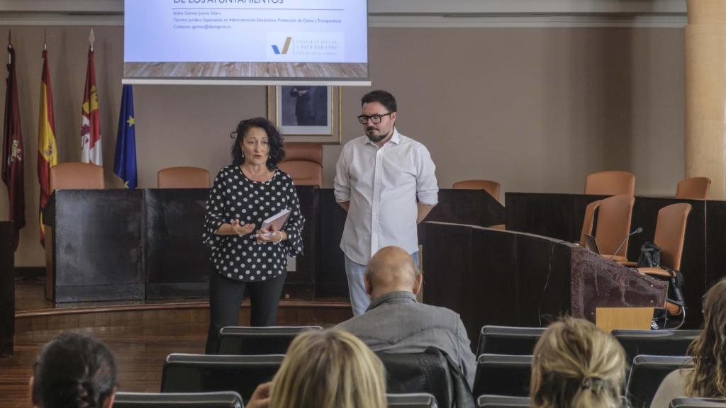 La Escuela de Gestión y Buen Gobierno de la Diputación sigue desarrollando su programación para el último trimestre del año y la jornada de ayer 'Portal de transparencia y Sede Electrónica de los Ayuntamientos'. que ha sido inaugurada por la diputada de Asistencia a Municipios e Igualdad, Pilar Martín, ha servido para formar acerca de cómo dar cumplimiento a las obligaciones de publicidad activa a través del Portal de Transparencia del Ayuntamiento, así como el aprovechamiento de nuevas funcionalidades de la Sede Electrónica, como el Canal de Denuncias. Impartida por el el Técnico Jurídico Especialista en Administración Electrónica, Protección de Datos y Transparencia de la Diputación, Isidro Gómez-Juárez Sidera, se ha puesto de relieve la importancia de la Sede Electrónica de los Ayuntamientos para dar cumplimiento a dos normativas trascendentales en el ámbito de una Administración Local moderna, como son la relativa a transparencia pública y la de lucha contra la corrupción. Así, en primer lugar, se han repasado las funcionalidades de las sedes electrónicas municipales para articular el canal de denuncias interno del que deben disponer todas las entidades que integran el sector público, una obligación de especial relevancia tras la reciente creación de la Autoridad Independiente en materia de corrupción de Castilla y León. Y, de otro lado, se ha incidido en la importancia de los portales de transparencia para dar cumplimiento con las obligaciones de publicidad activa que atañen a todas las administraciones y entidades públicas,  como presupuesto esencial para la rendición de cuentas a la ciudadanía y, por ende, pilar básico de la democracia.