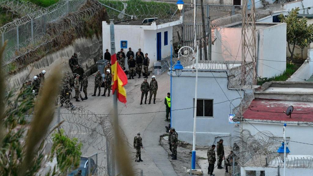 Militares españoles vigilan el paso fronterizo de la barriada de Benzu tras un intento de salto de valla por alrededor de 200 migrantes, a 30 de octubre de 2023, en Ceuta (España).