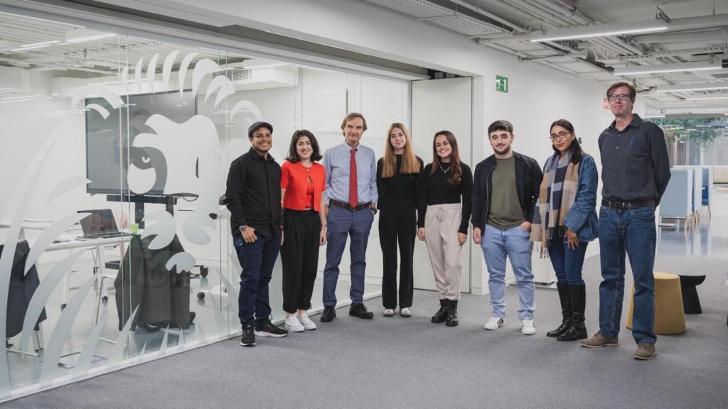 Miguel Ángel Mellado, director del Máster de Periodismo de EL ESPAÑOL, junto a varios alumnos de la segunda promoción.