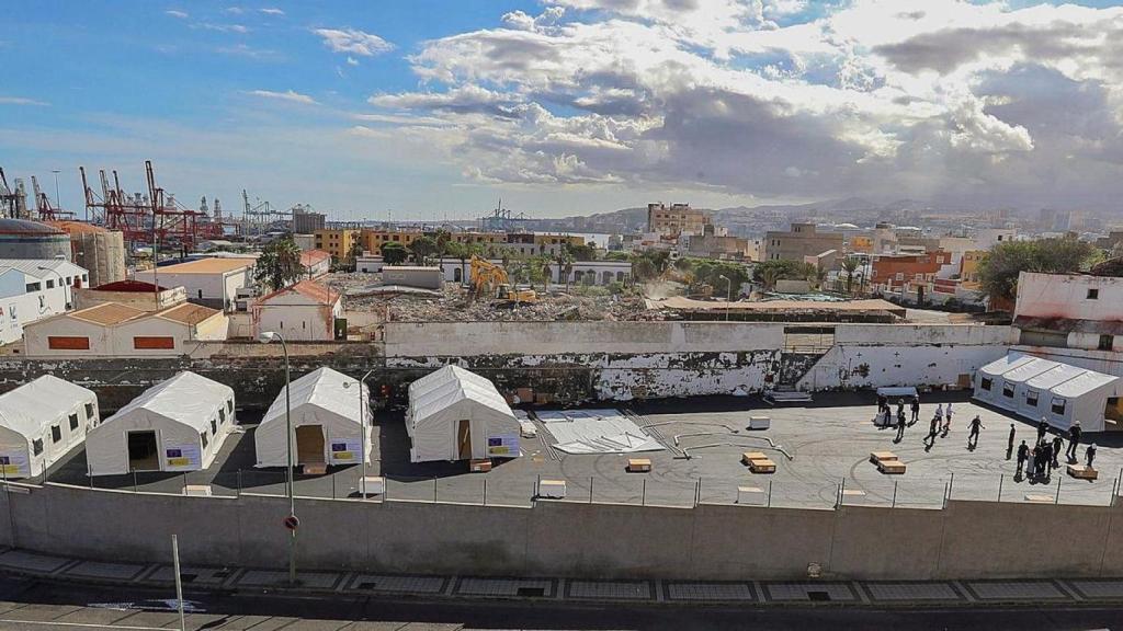 Imagen del campamento para inmigrantes levantado en el antiguo cuartel del Regimiento Canarias 50.