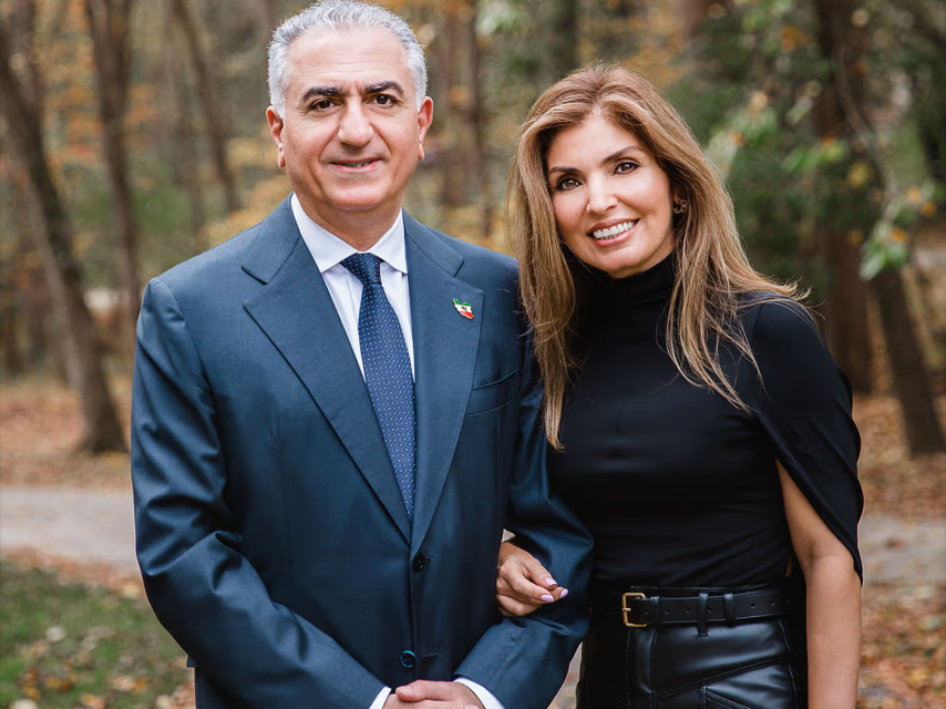 Reza Pahlaví, junto a su mujer, Yasmine Etemad-Amini.