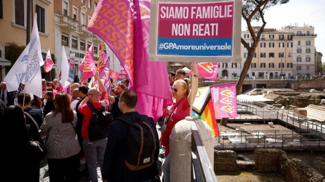 Una mujer sostiene en una protesta en Roma un cartel donde se lee: Somos familias, no criminales.