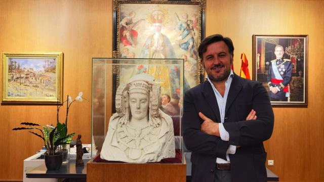 Pablo Ruz con la réplica de la Dama de Elche y el cuadro a la patrona, la Virgen de la Asunción.