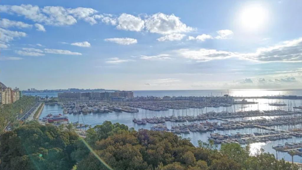 La casa tiene vistas al puerto de Alicante.