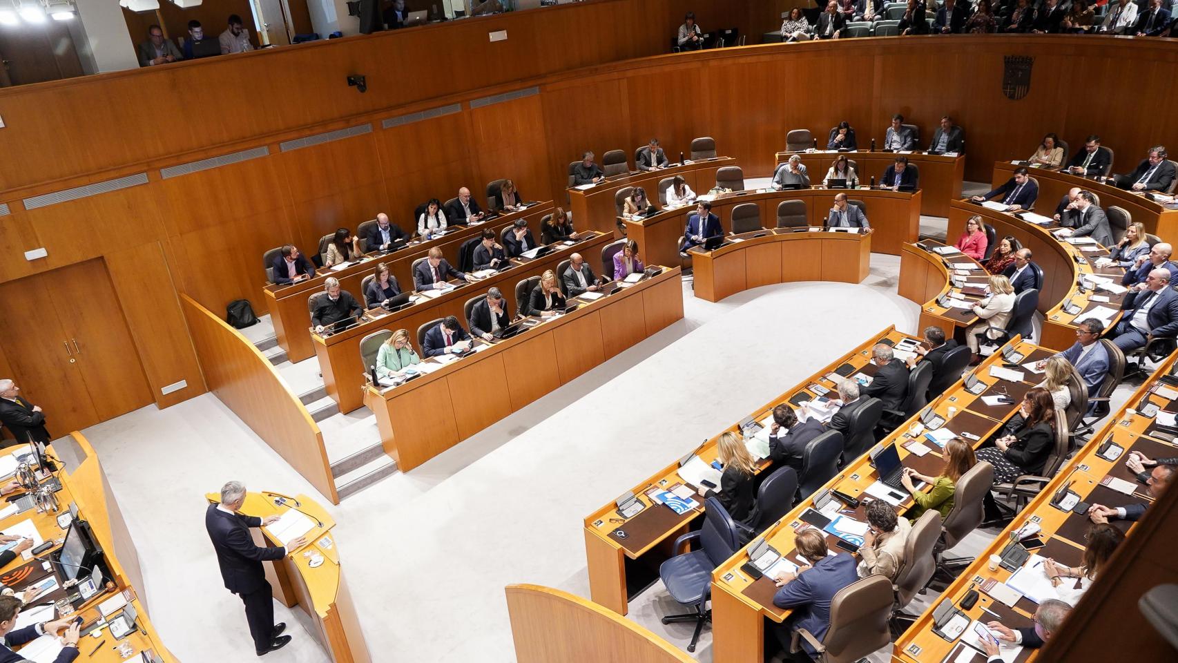 Los grupos de la oposición responderán al discurso del presidente Azcón