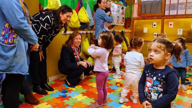 La alcaldesa de Zaragoza, Natalia Chueca, en su visita a la Guardería Garabatos y Colorines.