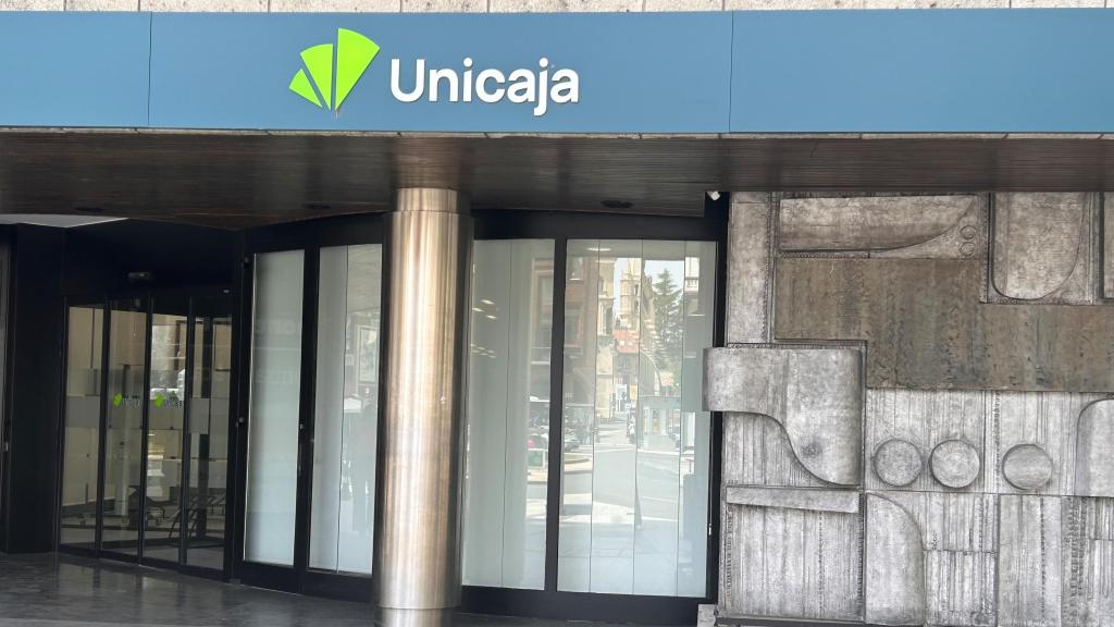 Fachada de una sucursal de Unicaja