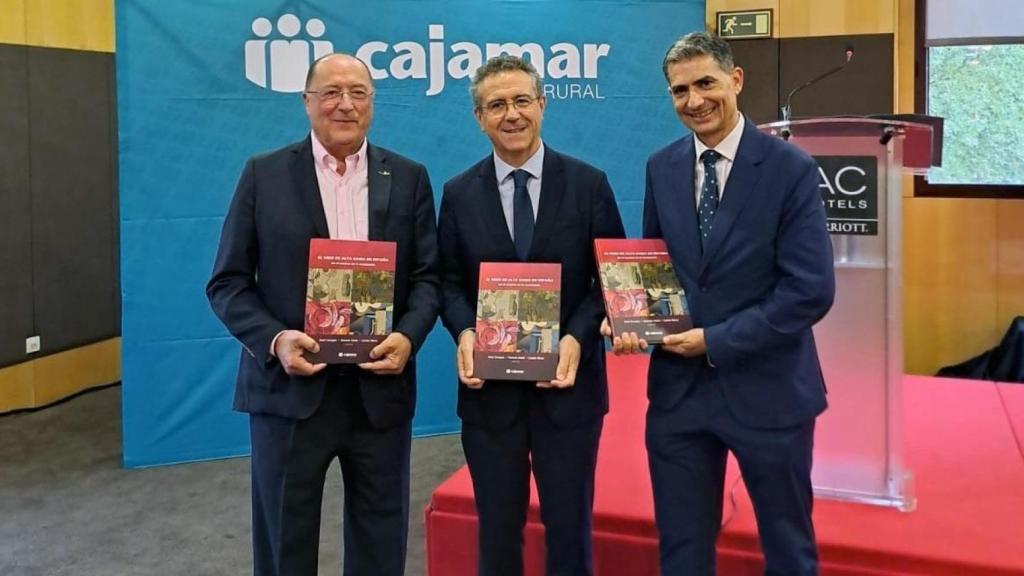 Carlos Moro, Eduardo Baamonde y José Antonio Benavides presentan 'El vino de alta gama en España. En el camino de la excelencia', publicación editada por Cajamar