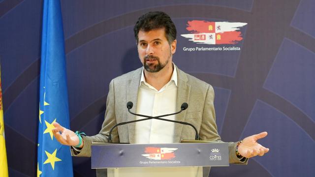 El secretario general del PSOE de Castilla y León, Luis Tudanca, durante una rueda de prensa en las Cortes de Castilla y León