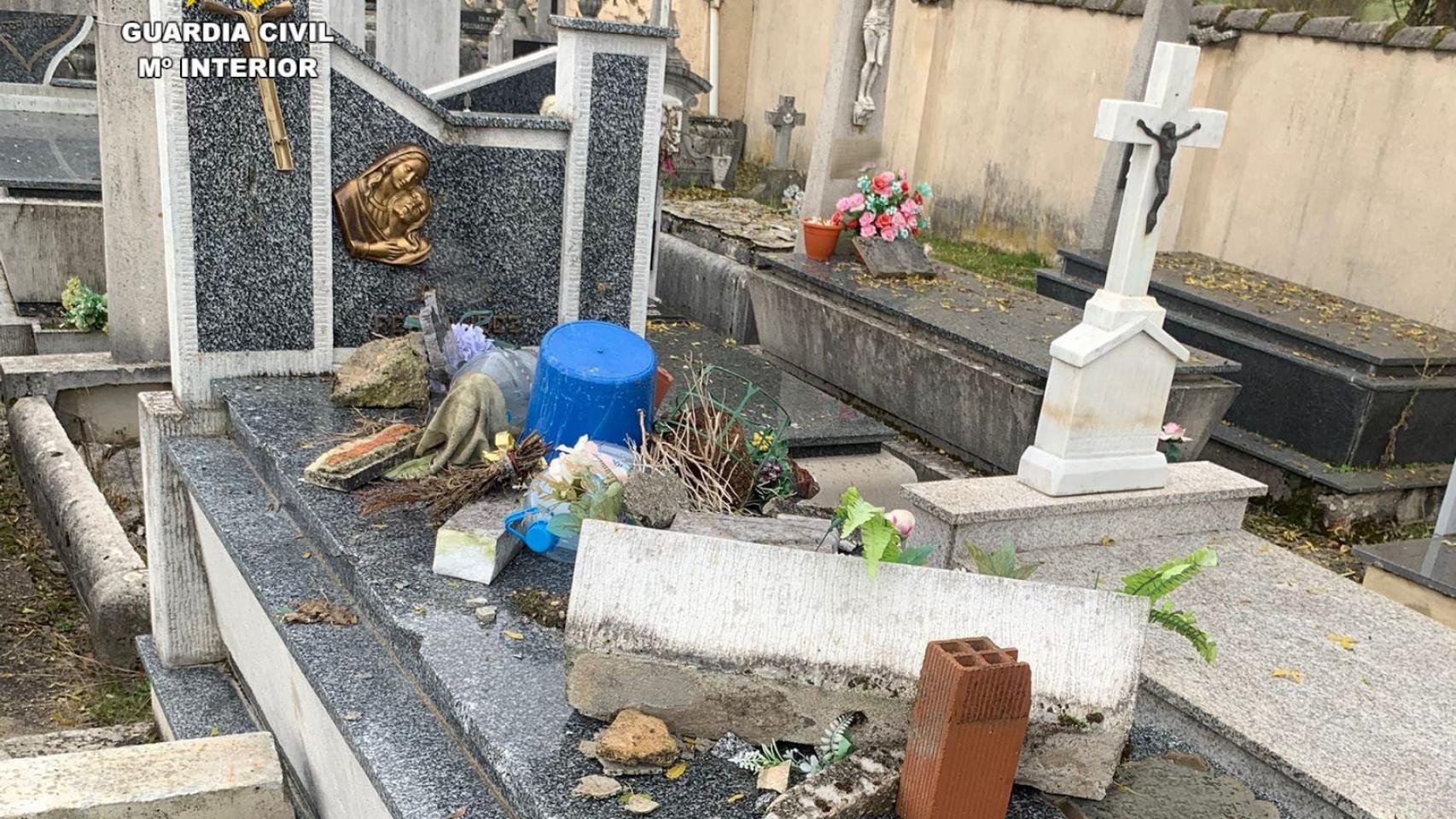 Destrozos en el cementerio de Canales, León