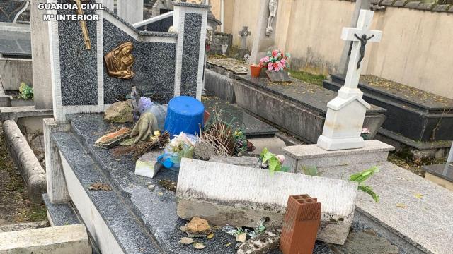 Destrozos en el cementerio de Canales, León