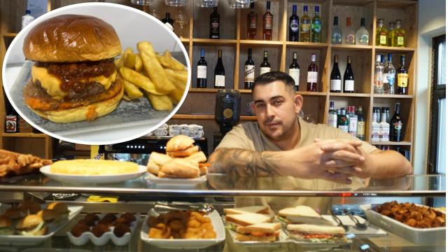 El albense Daniel Flores, con una barra bien poblada de tapas y la super hamburguesa