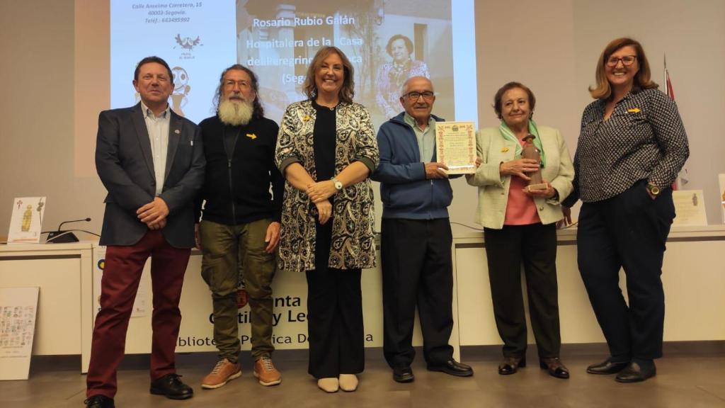 Junto a la concejala de Turismo se encuentran Antonio Fraile Gómez, presidente de la Asociación de Amigos del Camino de Santiago de Segovia, Pablo Zamarrón, presidente de la Real Academia de Historia y Arte de San Quirce, Charo Rubio Galán, homenajeada con el premio Un ángel en el Camino y su marido, y Eva Martín Peña, expresidenta de la Asociación de Amigos del Camino de Santiago de Segovia.