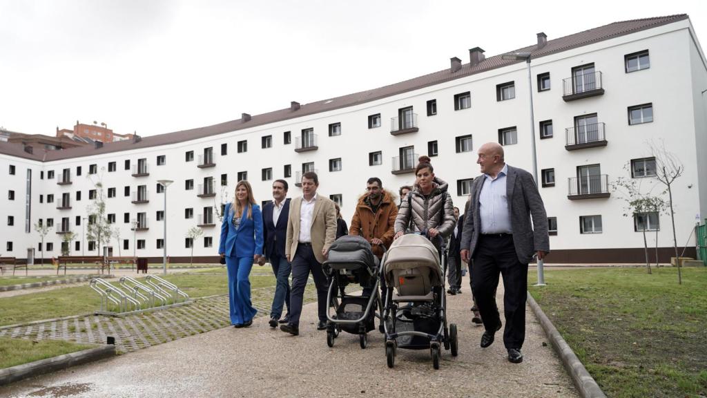 El presidente de la Junta de Castilla y León, Alfonso Fernández Mañueco, participa en el acto de entrega de viviendas rehabilitadas en el edificio Puente Colgante