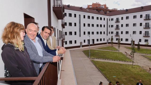 El alcalde de Valladolid, Jesús Julio Carnero, visitando las nuevas viviendas de Puente Colgante