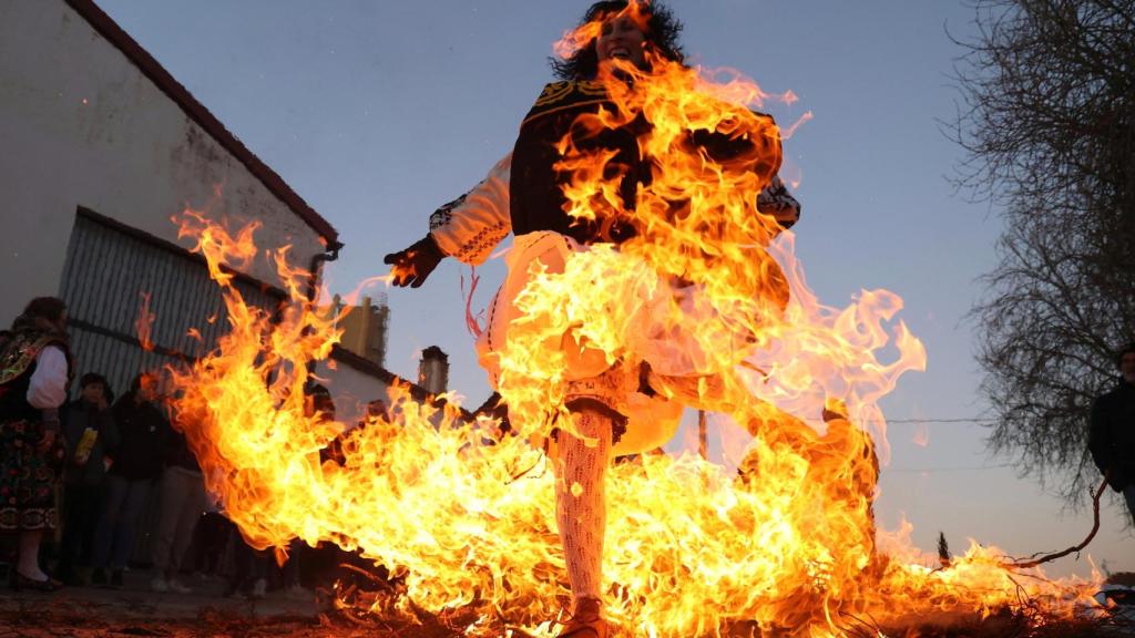 Las mujeres del pueblo saltan la hoguera para celebrar la festividad de Santa Águeda, esta tradición hunde sus raíces en el siglo XVIII.