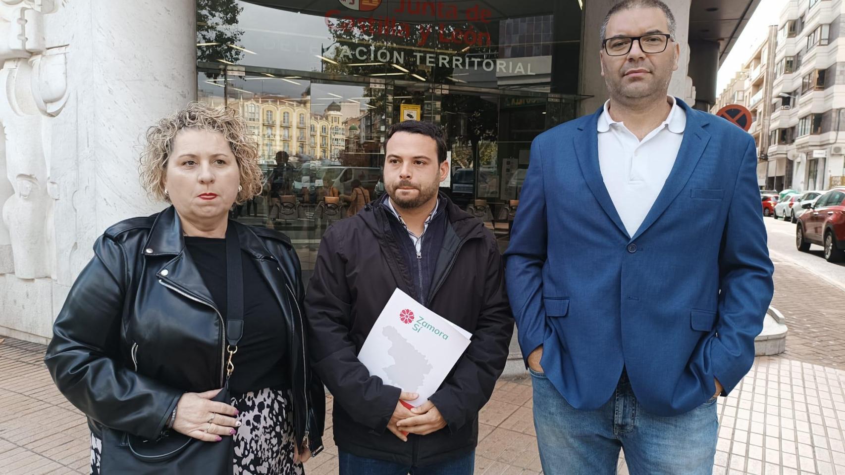 Representantes de Zamora Sí en la puerta de la delegación territorial de la Junta de Castilla y León en Zamora