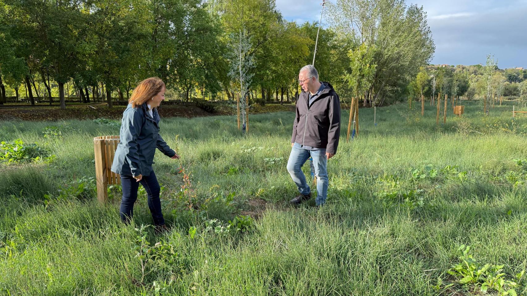 Concejales del PP en el  jardín autóctono de Olivares