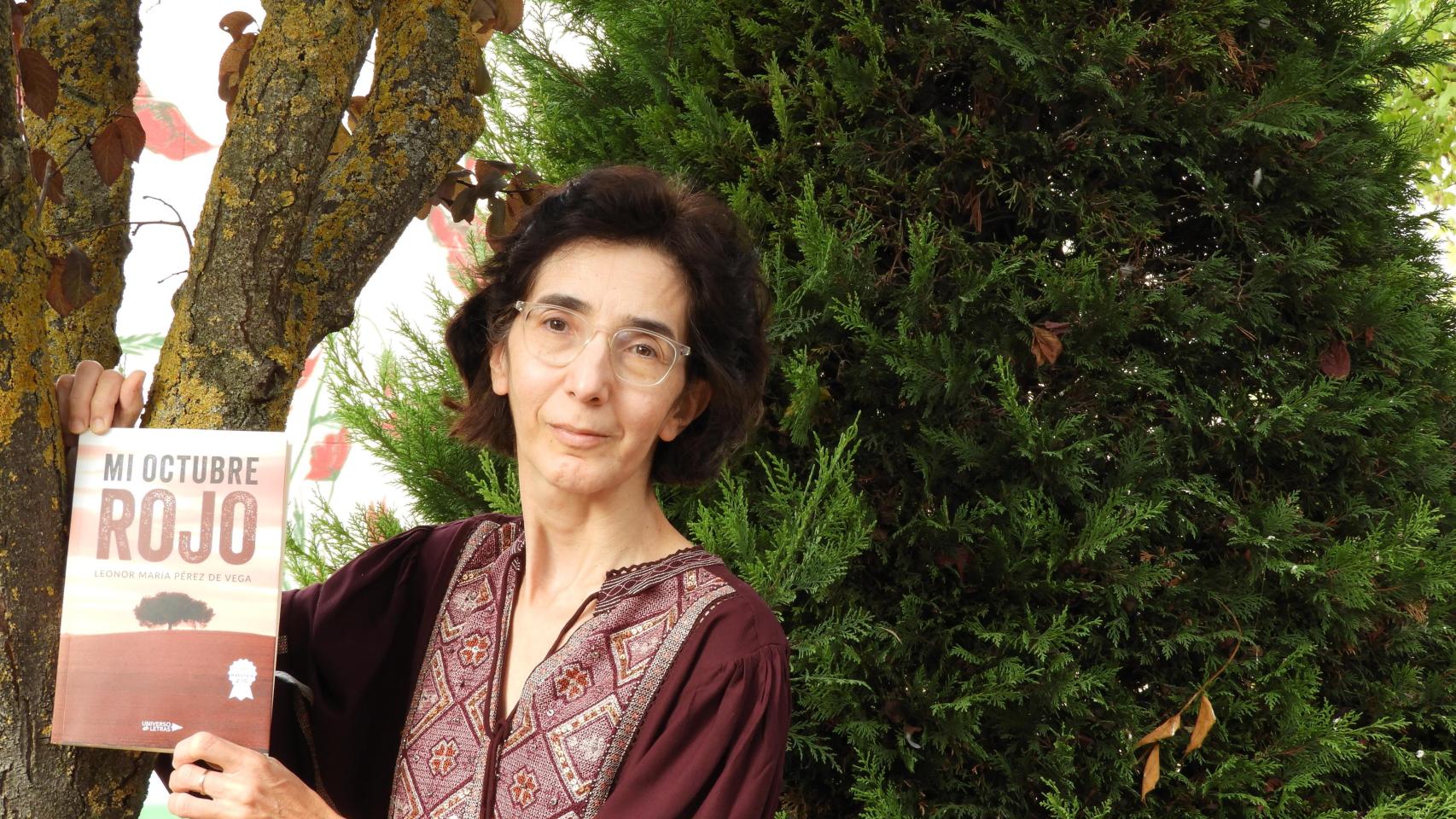 Leonor Pérez con su libro en el que habla sobre el dolor crónico