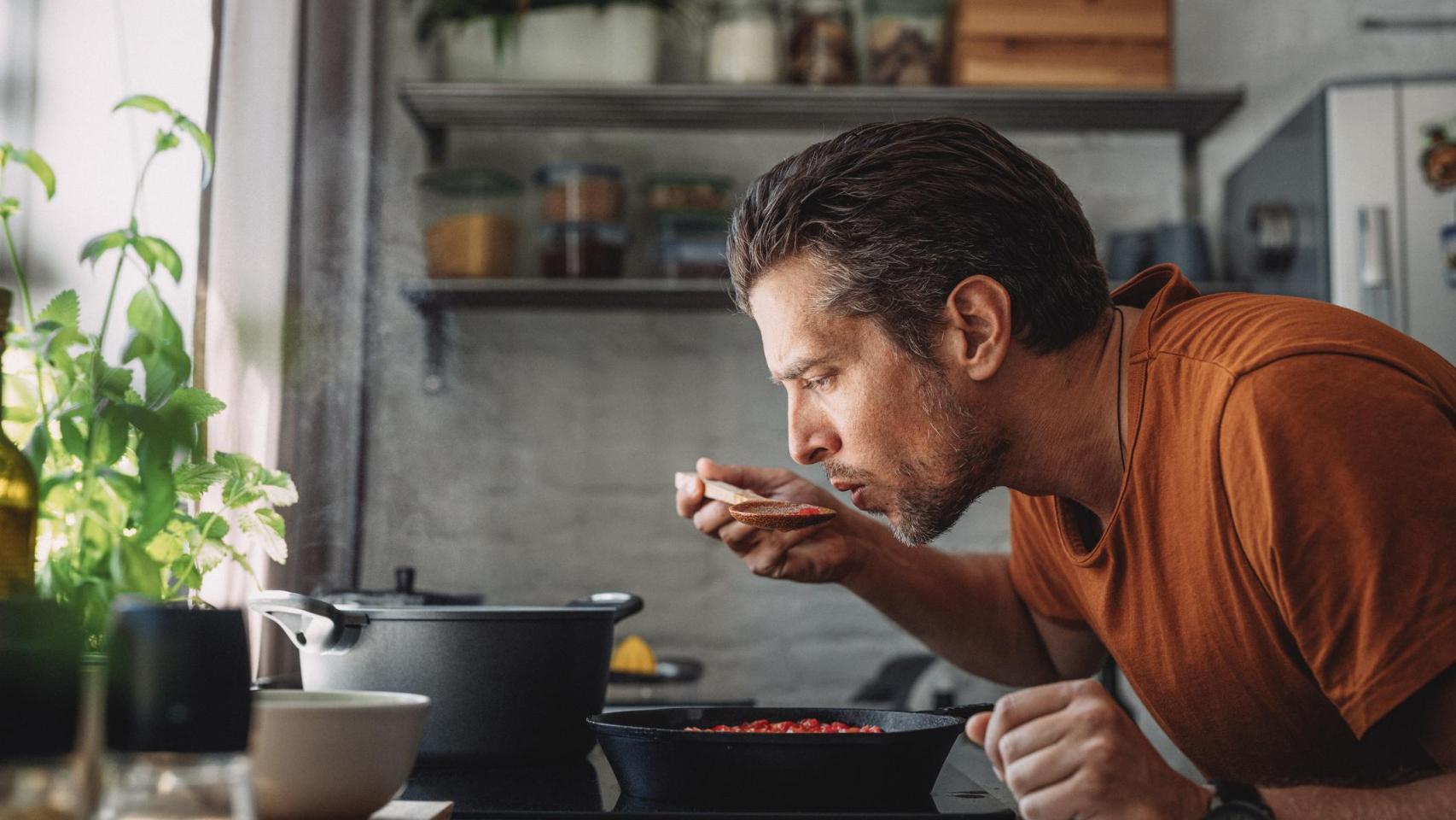 Una persona cocinando