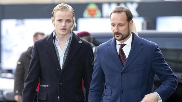 El príncipe Haakon de Noruega junto a Marius.